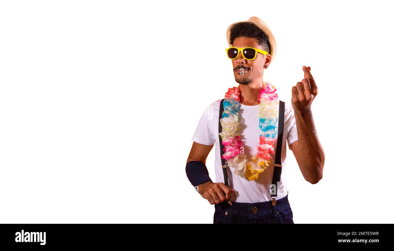 Carnevale Brasiliano vestito. Uomo nero con costume di Carnevale che ha divertimento, isolato su sfondo arancione Foto Stock