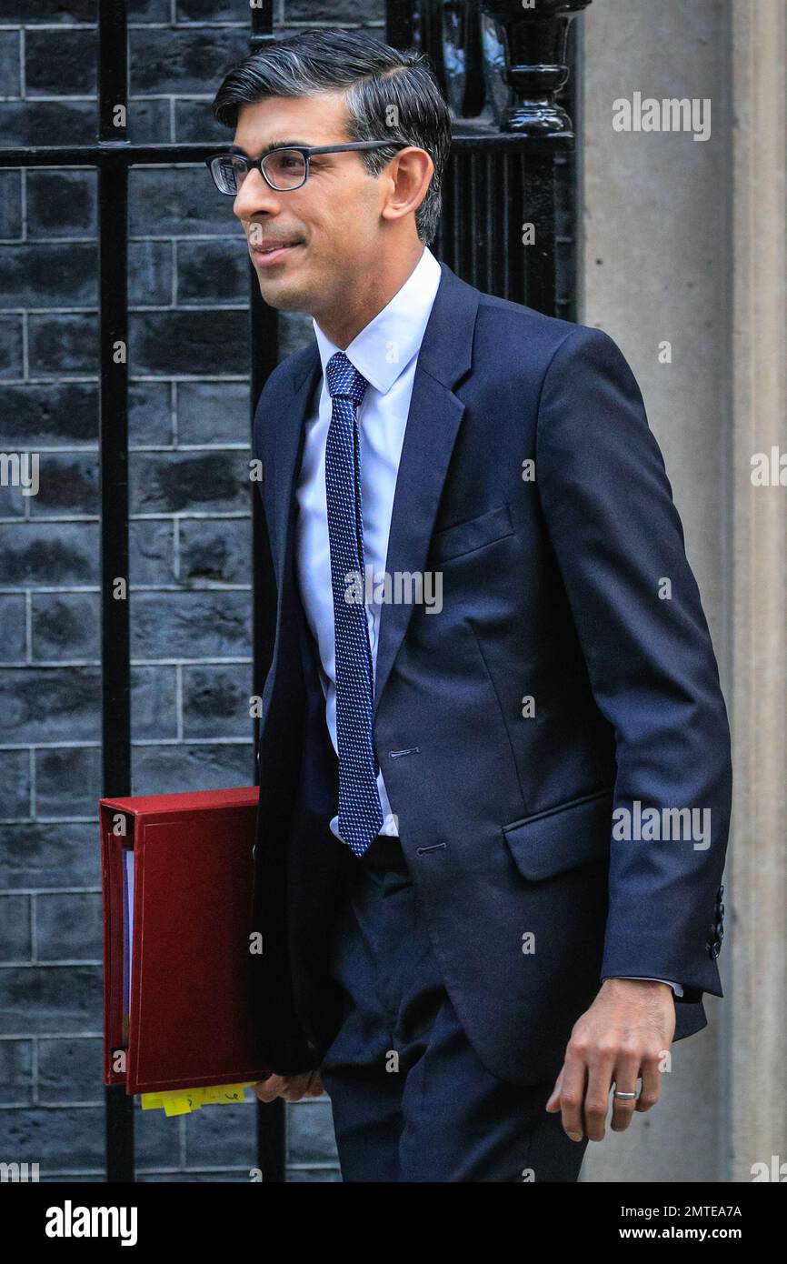 Londra, Regno Unito. 01st Feb, 2023. Rishi Sunak, primo ministro britannico, esce oggi al Parlamento dalla 10 Downing Street per PMQ. Credit: Imageplotter/Alamy Live News Foto Stock