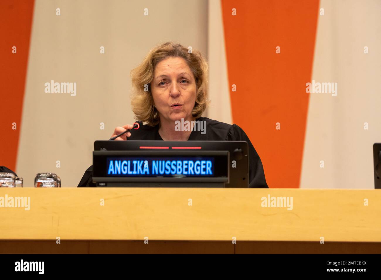 New York, Stati Uniti. 31st Jan, 2023. Il giudice Angelica Nussberger, ex vicepresidente della Corte europea dei diritti dell'uomo, pronuncia il verdetto in occasione di un evento speciale "processo internazionale dei nocchi sui diritti dell'uomo" in occasione della Giornata internazionale della commemorazione delle vittime dell'Olocausto (27 gennaio) Presso la sede centrale delle Nazioni Unite a New York City. I partecipanti, studenti di diversi paesi, interrogano le azioni e le responsabilità di Ernst Rüdin, il cosiddetto padre dell'igiene razziale nazista. Credit: SOPA Images Limited/Alamy Live News Foto Stock