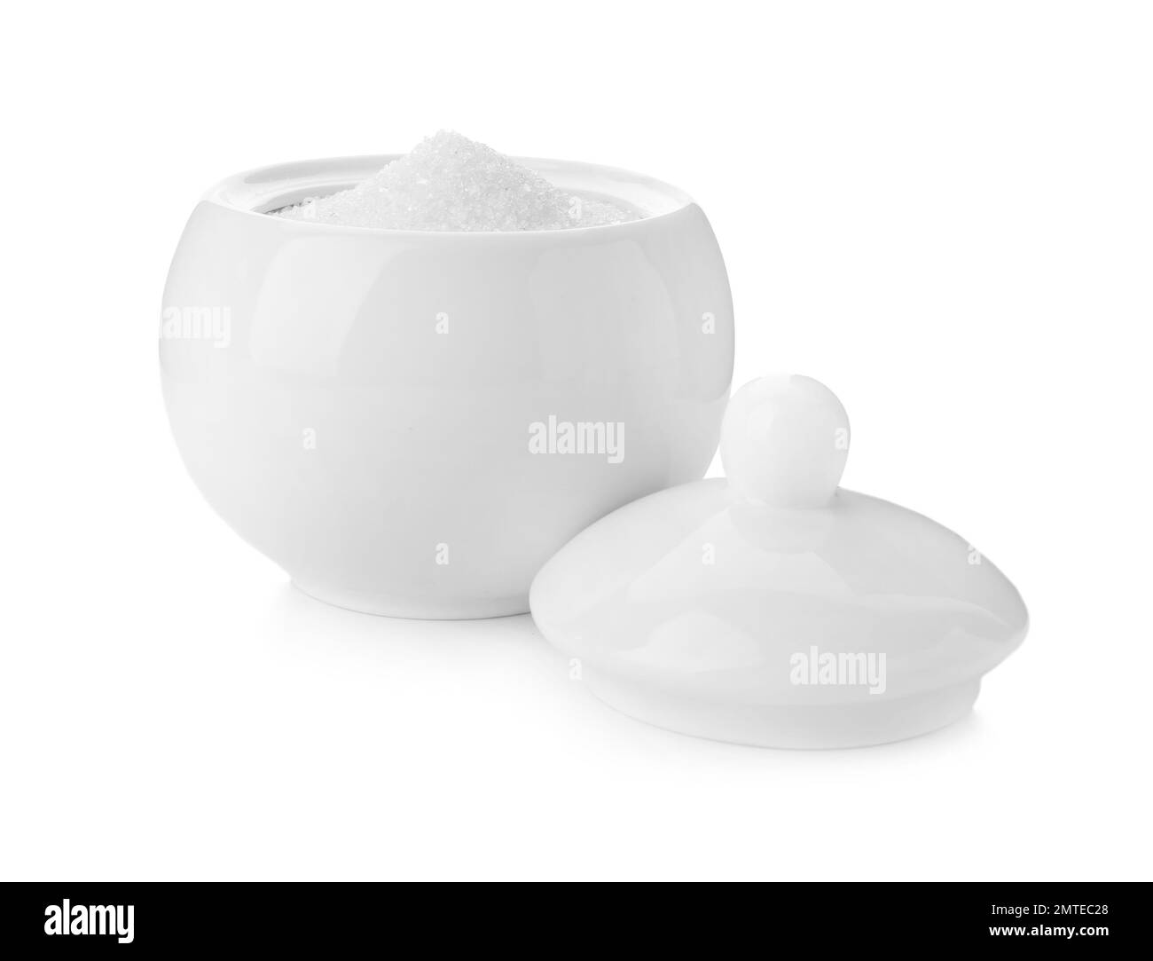 Ciotola in ceramica con zucchero isolato su bianco Foto Stock