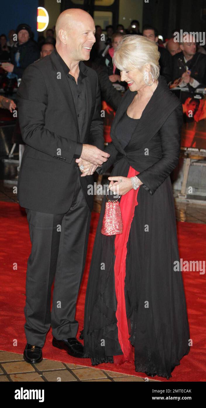 Bruce Willis e Helen Mirren camminano sul tappeto rosso per la prima edizione britannica della commedia d'azione 'Red' tenutasi al Royal Festival Hall. Londra, Regno Unito. 10/19/10. . Foto Stock