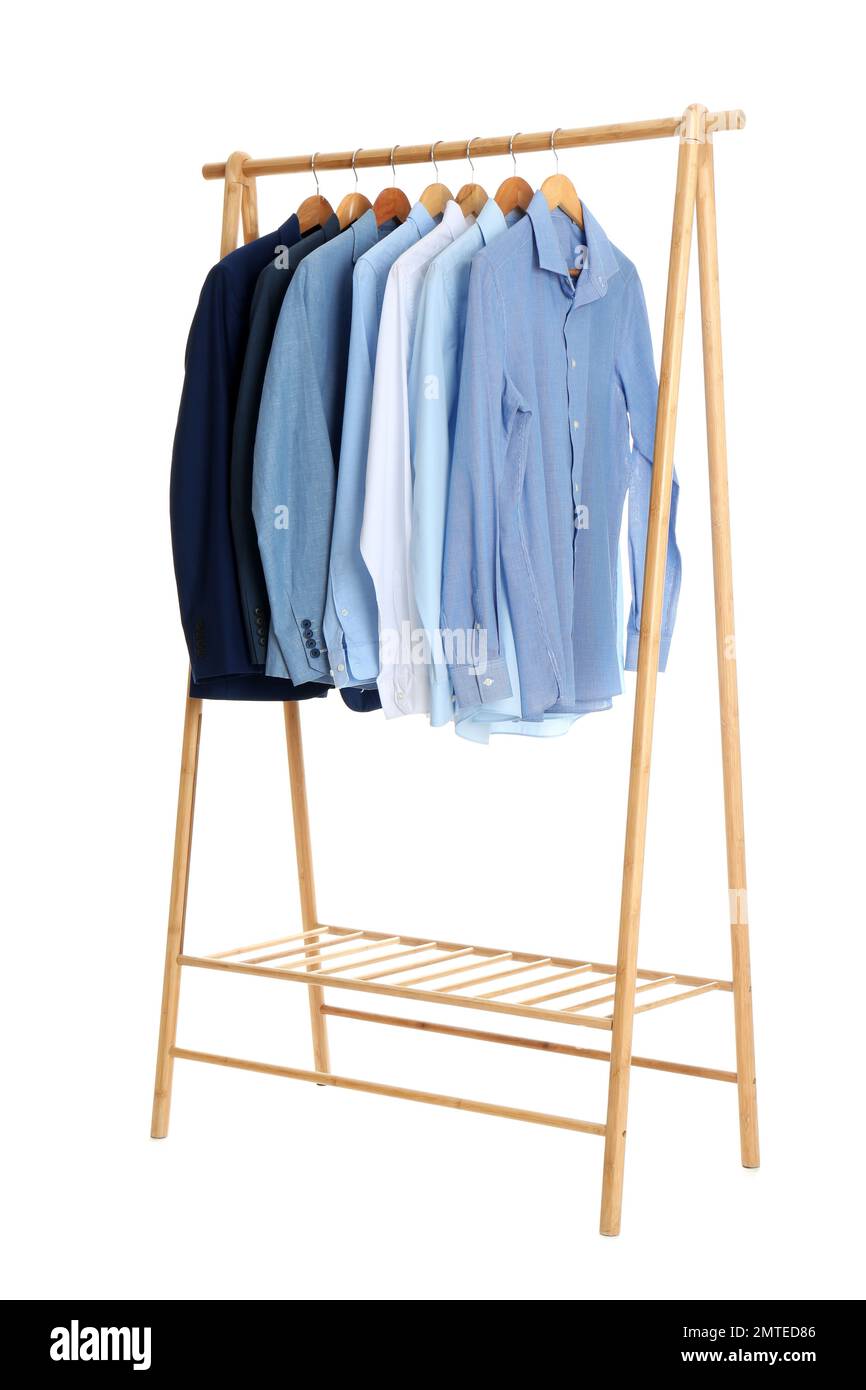 Rack con eleganti camicie isolate su bianco Foto Stock