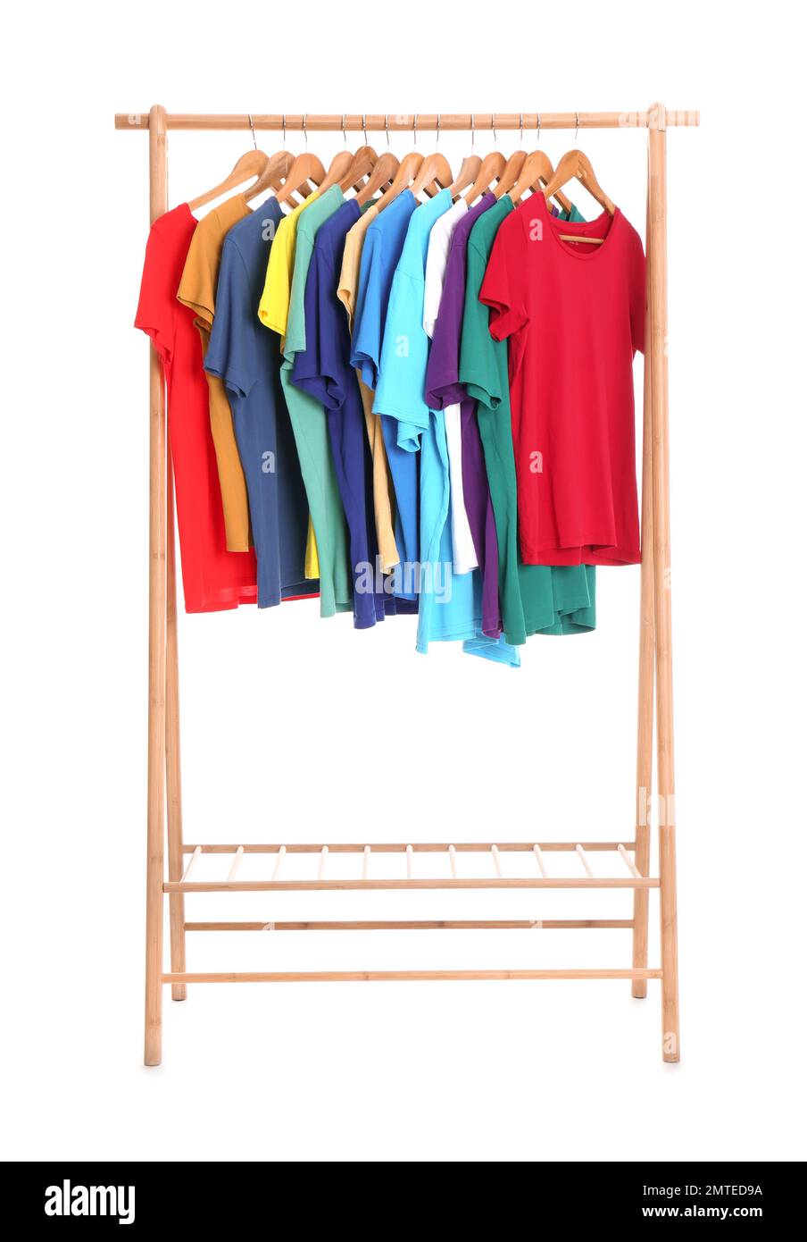 Rack con abiti eleganti isolato su bianco Foto Stock