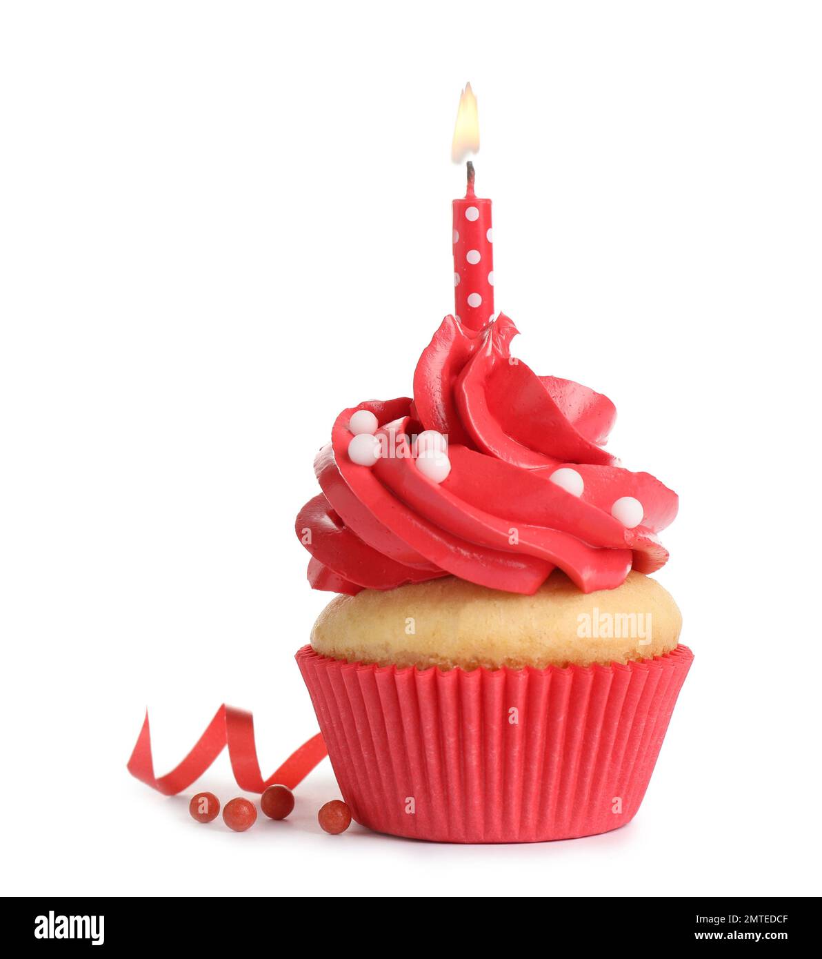 Delizioso cupcake di compleanno con candela isolata su bianco Foto Stock