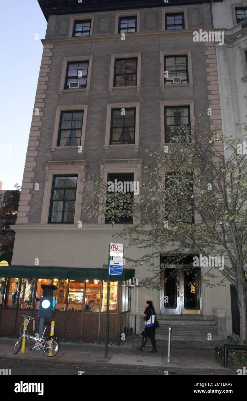 Vista esterna dell'elegante edificio di appartamenti Upper East Side, dove l'attrice Renee Zellweger possiede due unità. Tuttavia, essi non saranno di Zellweger per molto più tempo, come lei ha riferito di metterli in vendita al prezzo combinato di $8,925 milioni di euro. Alcuni rapporti hanno speculato che la stella 'del Diario del Bridget Jones', che ha vissuto a New York e in Florida, sta dirigendosi verso la costa occidentale dove il suo fidanzato e la co-stella 'Case 39' Bradley Cooper vive. Gli appartamenti, il primo dei quali è stato acquistato nel 2007, costano rispettivamente $5,4 milioni di dollari e $2,8 milioni di dollari con uno spazio abitativo combinato di Foto Stock