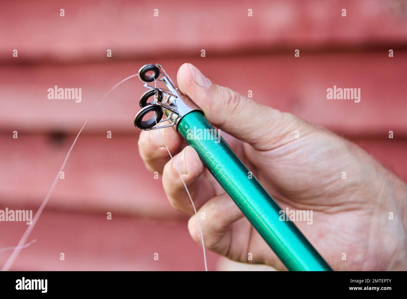 Guida della linea ad anello del filo della canna da pesca fissata alla canna. Foto Stock