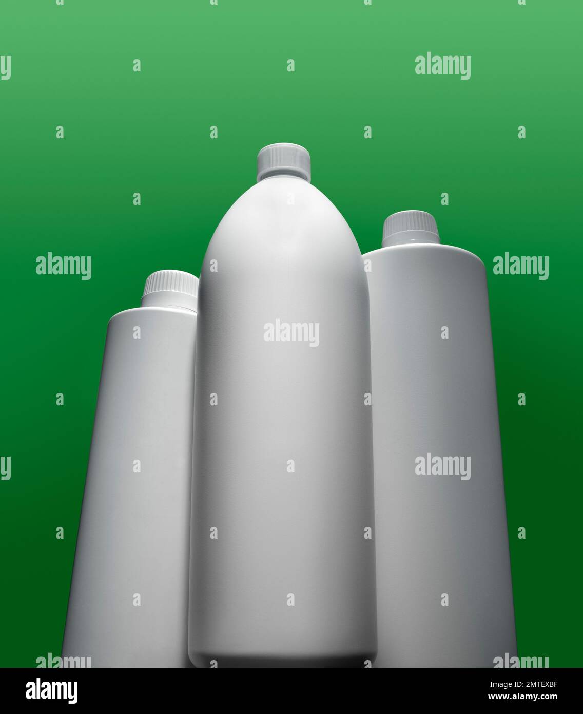 Tre bottiglie di plastica su sfondo verde. Tracciato di ritaglio Foto Stock