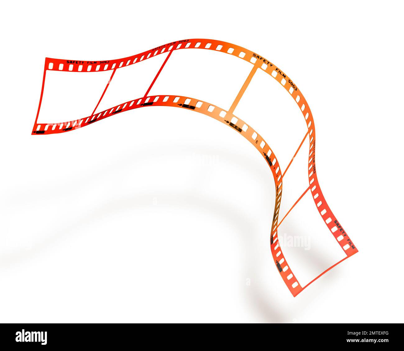 Modello di striscia di pellicola a colori negativi con cornici vuote e un'ombra morbida su sfondo bianco Foto Stock
