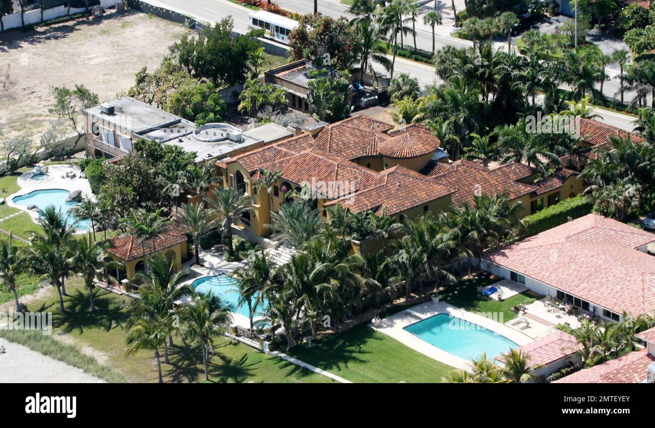 Esclusivo!! Questa è la bella villa mediterranea che il latino canto sensazione Ricky Martin ha recentemente acquistato. La tenuta sul lungomare da $17,5 milioni di dollari vanta cinque camere da letto, sette bagni completi, quattro bagni a metà, cinema, sala biliardo, biblioteca, guest house, cinque garage e piscina con cabana. Vanta inoltre pavimenti in marmo, legno duro e pietra. Martin ha elencato il suo ex 7 camera da letto, 9 bagno Miami casa recentemente per $16,9 milioni di euro (acquistato nel maggio 05 per $11,9 milioni di euro. Significa realizzare un profitto di $5 milioni di dollari). Miami Beach, Florida, 3/18/07. Foto Stock