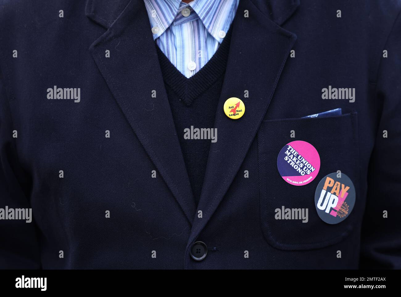 Leicester, Leicestershire, Regno Unito. 1st febbraio 2023. Un insegnante straordinario della National Education Union (NEU) partecipa a un raduno durante una disputa sulla retribuzione. Credit Darren Staples/Alamy Live News. Foto Stock