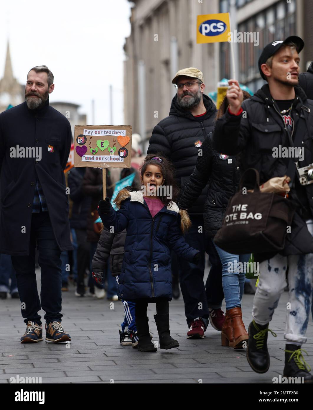 Leicester, Leicestershire, Regno Unito. 1st febbraio 2023. Un bambino partecipa a un rally con insegnanti di spassosa importanza dell'Unione europea dell'istruzione nazionale (NEU) durante una disputa sulla retribuzione. Credit Darren Staples/Alamy Live News. Foto Stock