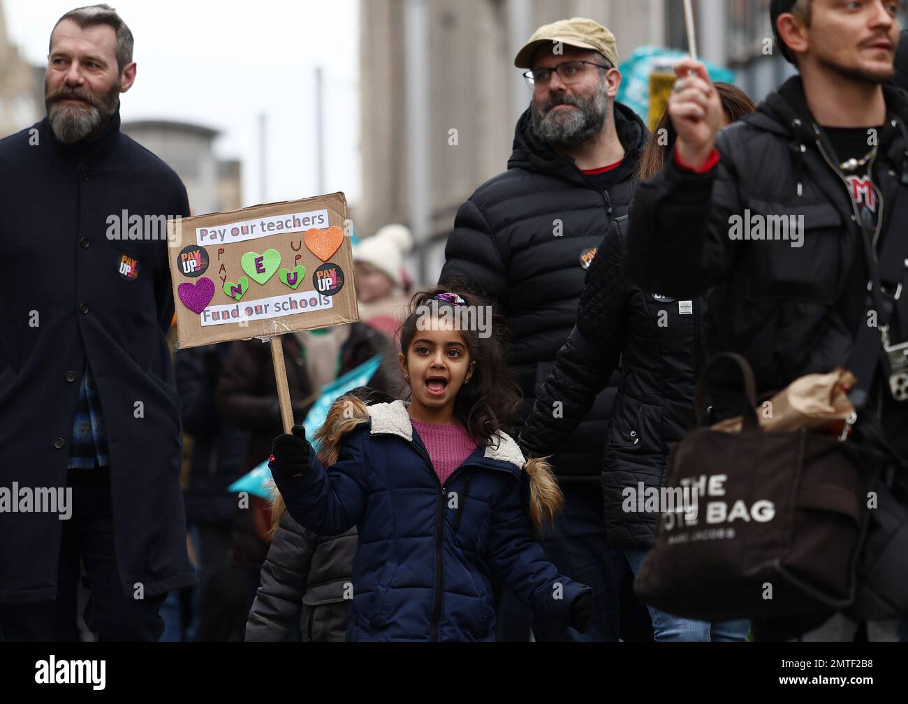 Leicester, Leicestershire, Regno Unito. 1st febbraio 2023. Un bambino partecipa a un rally con insegnanti di spassosa importanza dell'Unione europea dell'istruzione nazionale (NEU) durante una disputa sulla retribuzione. Credit Darren Staples/Alamy Live News. Foto Stock