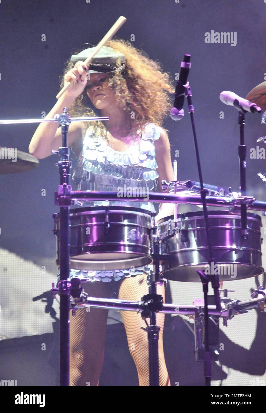 Rihanna perfroms nella sua città natale delle Barbados ieri sera con il suo giro RUMOROSO 2011 a Kensington Oval a Bridgetown, Barbados. 5th agosto 2011. Foto Stock