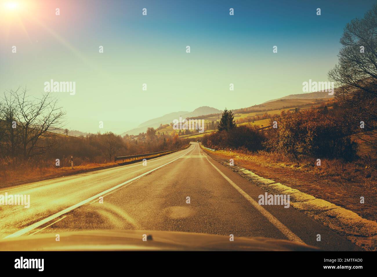 Vista dell'autostrada per le montagne durante l'alba in autunno. Carpazi montagne. Ucraina Foto Stock