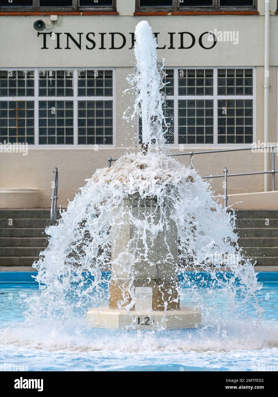 Piscina pubblica all'aperto TInside Lido, Plymouth Hoe, Devon. Foto protetta da copyright di Paul Slater Images Ltd - Tel 07512838472. Foto Stock