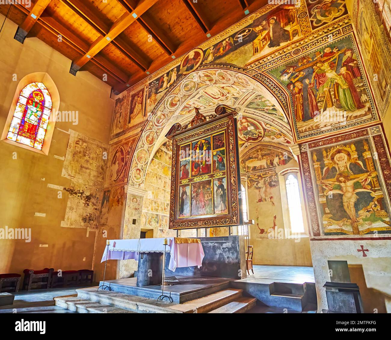 ASCONA, SVIZZERA - 28 MARZO 2022: Gli affreschi medievali e l'altare maggiore ornato della Chiesa di Santa Maria della Misericordia, il 28 marzo ad Ascona Foto Stock