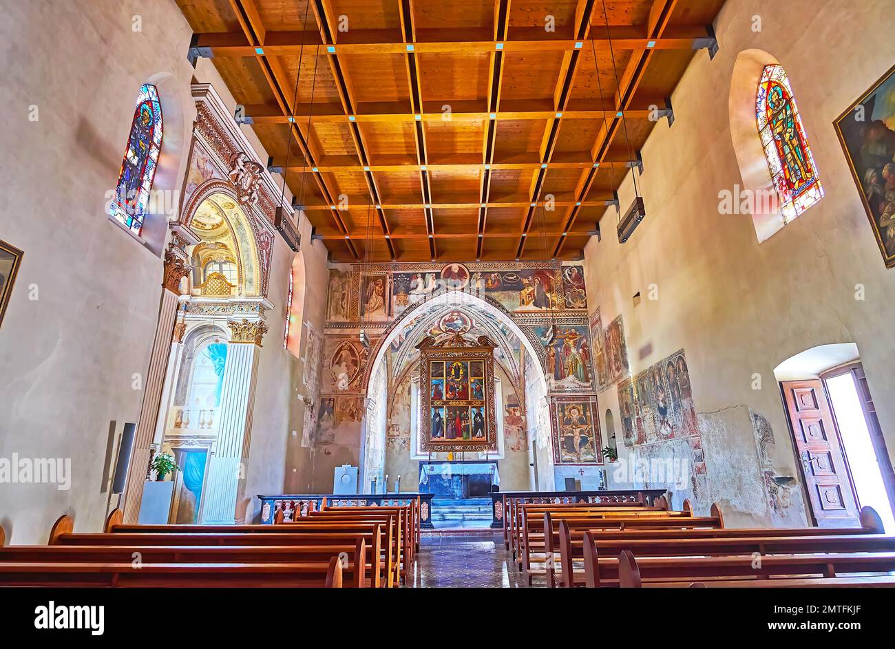 ASCONA, SVIZZERA - 28 MARZO 2022: La sala di preghiera affrescata della Chiesa di Santa Maria della Misericordia, il 28 marzo ad Ascona Foto Stock