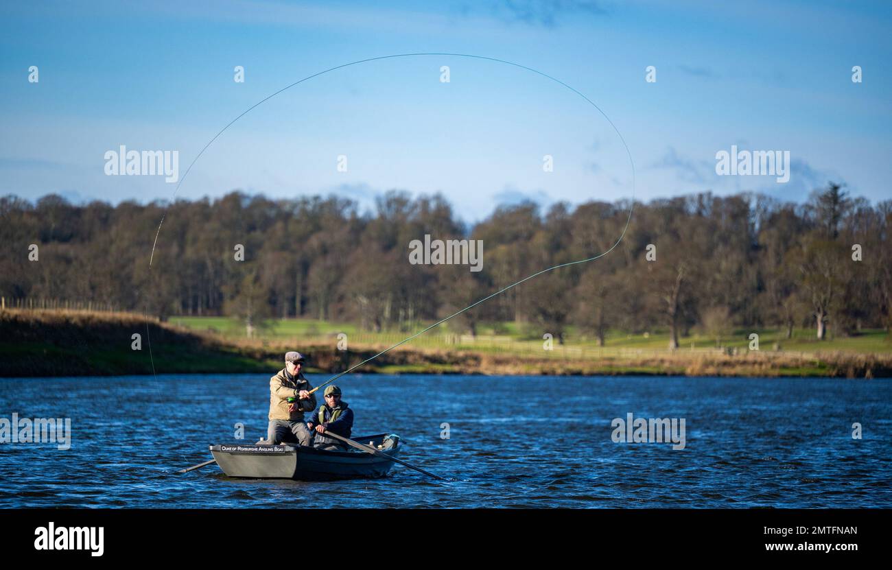 Kelso, River Tweed, Scottish Borders, Scotland, UK. Apertura ufficiale della stagione di pesca del salmone del fiume Tweed 2023. Si tiene a Kelso, ai confini scozzesi. Il pescatore svedese Kent Håkansson lancia la prima linea della stagione di pesca del salmone del fiume Tweed a Kelso, dove la River Tweed Commission ha ospitato la prima apertura ufficiale della stagione ai confini scozzesi per oltre 30 anni. Il Tweed è il fiume di salmone più produttivo del Regno Unito e attira pescatori da tutto il mondo. Comunicato stampa 1 Febbraio 2023 la stagione di pesca del salmone River Tweed è stata ufficialmente inaugurata nel K Foto Stock