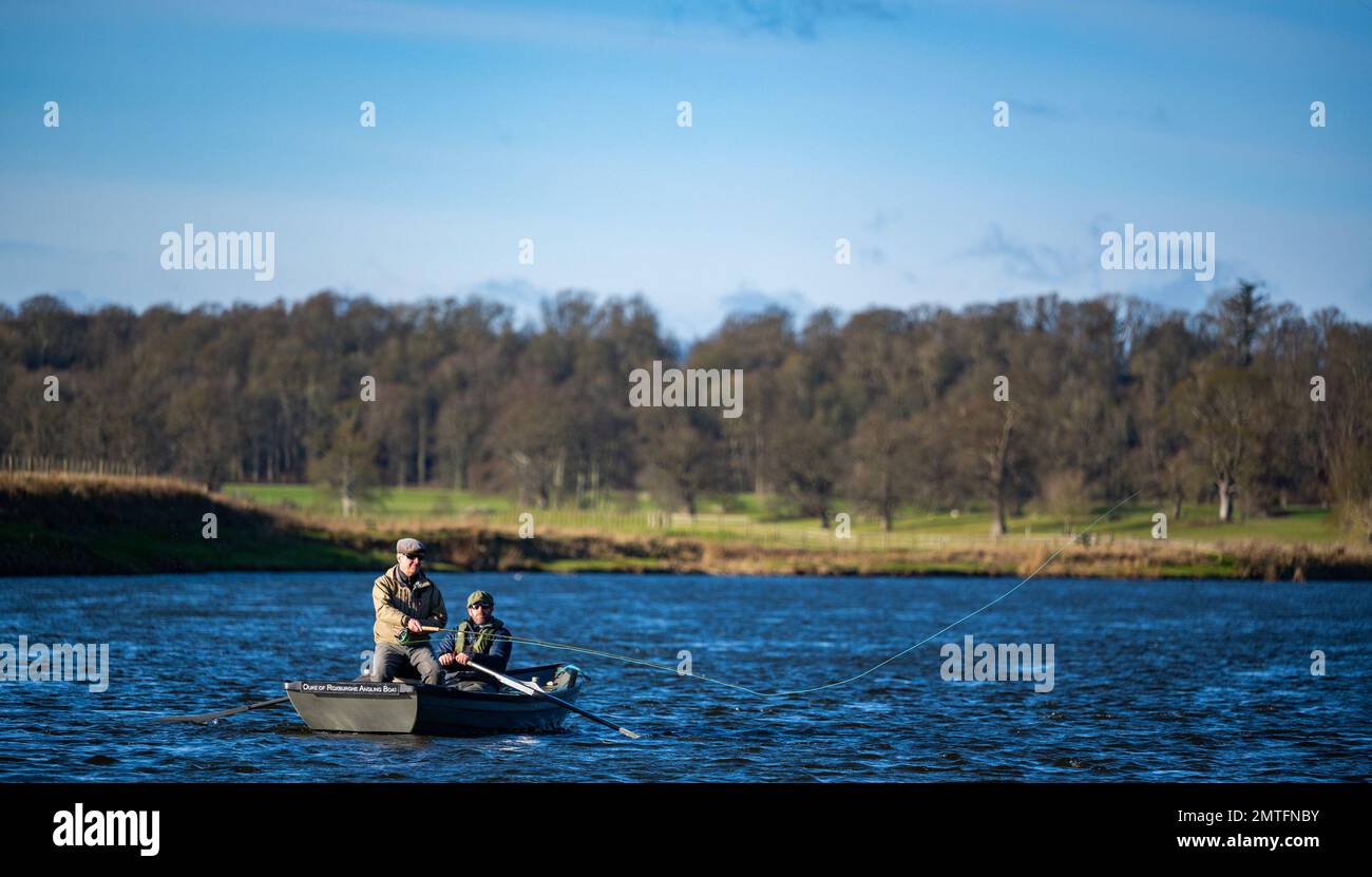 Kelso, River Tweed, Scottish Borders, Scotland, UK. Apertura ufficiale della stagione di pesca del salmone del fiume Tweed 2023. Si tiene a Kelso, ai confini scozzesi. Il pescatore svedese Kent Håkansson lancia la prima linea della stagione di pesca del salmone del fiume Tweed a Kelso, dove la River Tweed Commission ha ospitato la prima apertura ufficiale della stagione ai confini scozzesi per oltre 30 anni. Il Tweed è il fiume di salmone più produttivo del Regno Unito e attira pescatori da tutto il mondo. Comunicato stampa 1 Febbraio 2023 la stagione di pesca del salmone River Tweed è stata ufficialmente inaugurata nel K Foto Stock
