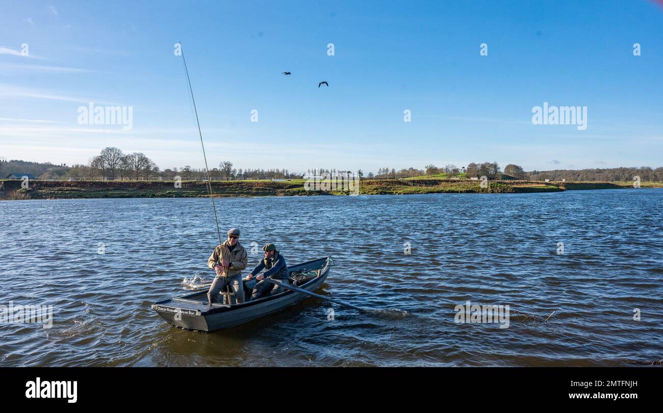 Kelso, River Tweed, Scottish Borders, Scotland, UK. Apertura ufficiale della stagione di pesca del salmone del fiume Tweed 2023. Si tiene a Kelso, ai confini scozzesi. Il pescatore svedese Kent Håkansson lancia la prima linea della stagione di pesca del salmone del fiume Tweed a Kelso, dove la River Tweed Commission ha ospitato la prima apertura ufficiale della stagione ai confini scozzesi per oltre 30 anni. Il Tweed è il fiume di salmone più produttivo del Regno Unito e attira pescatori da tutto il mondo. Comunicato stampa 1 Febbraio 2023 la stagione di pesca del salmone River Tweed è stata ufficialmente inaugurata nel K Foto Stock