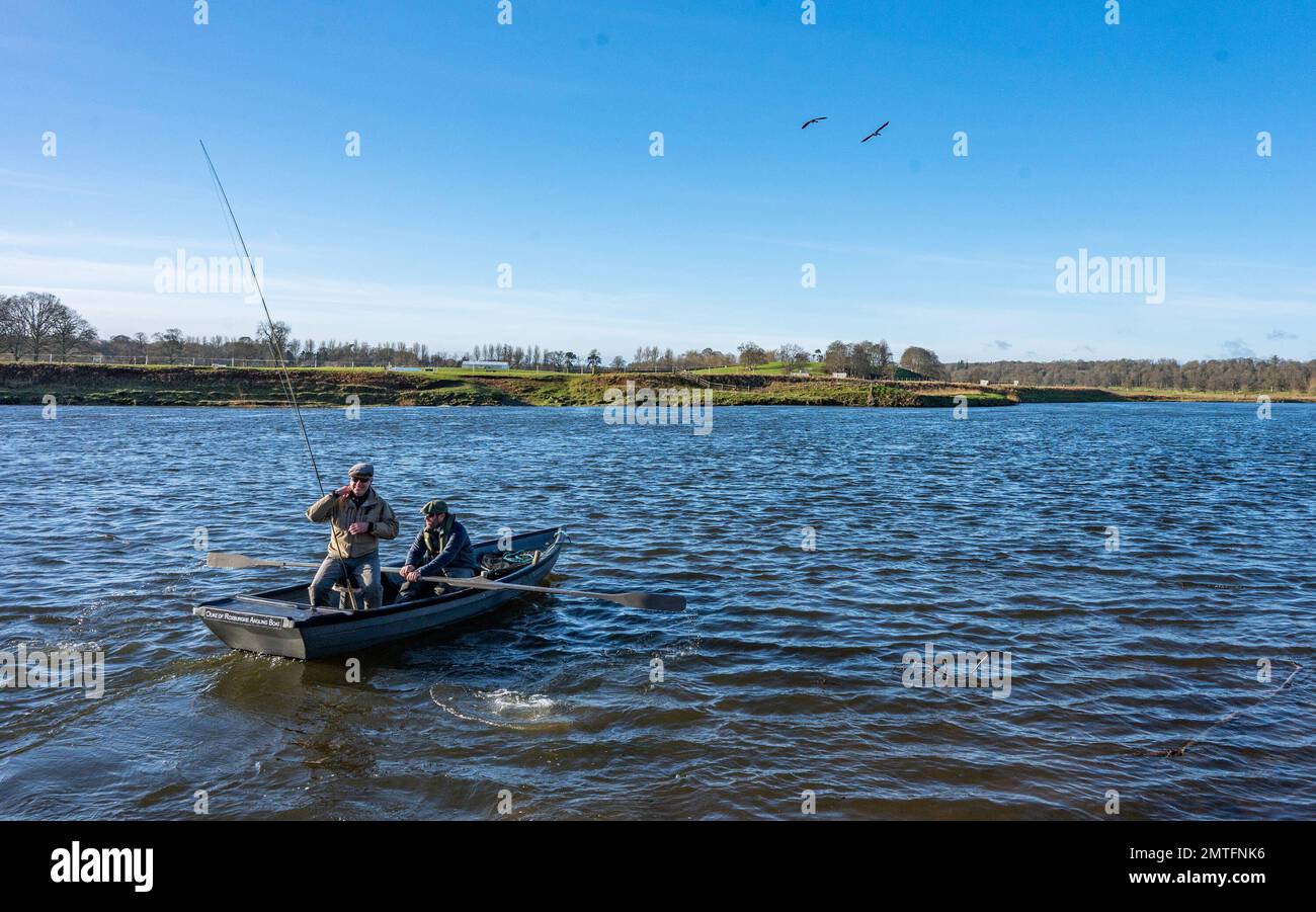 Kelso, River Tweed, Scottish Borders, Scotland, UK. Apertura ufficiale della stagione di pesca del salmone del fiume Tweed 2023. Si tiene a Kelso, ai confini scozzesi. Il pescatore svedese Kent Håkansson lancia la prima linea della stagione di pesca del salmone del fiume Tweed a Kelso, dove la River Tweed Commission ha ospitato la prima apertura ufficiale della stagione ai confini scozzesi per oltre 30 anni. Il Tweed è il fiume di salmone più produttivo del Regno Unito e attira pescatori da tutto il mondo. Comunicato stampa 1 Febbraio 2023 la stagione di pesca del salmone River Tweed è stata ufficialmente inaugurata nel K Foto Stock