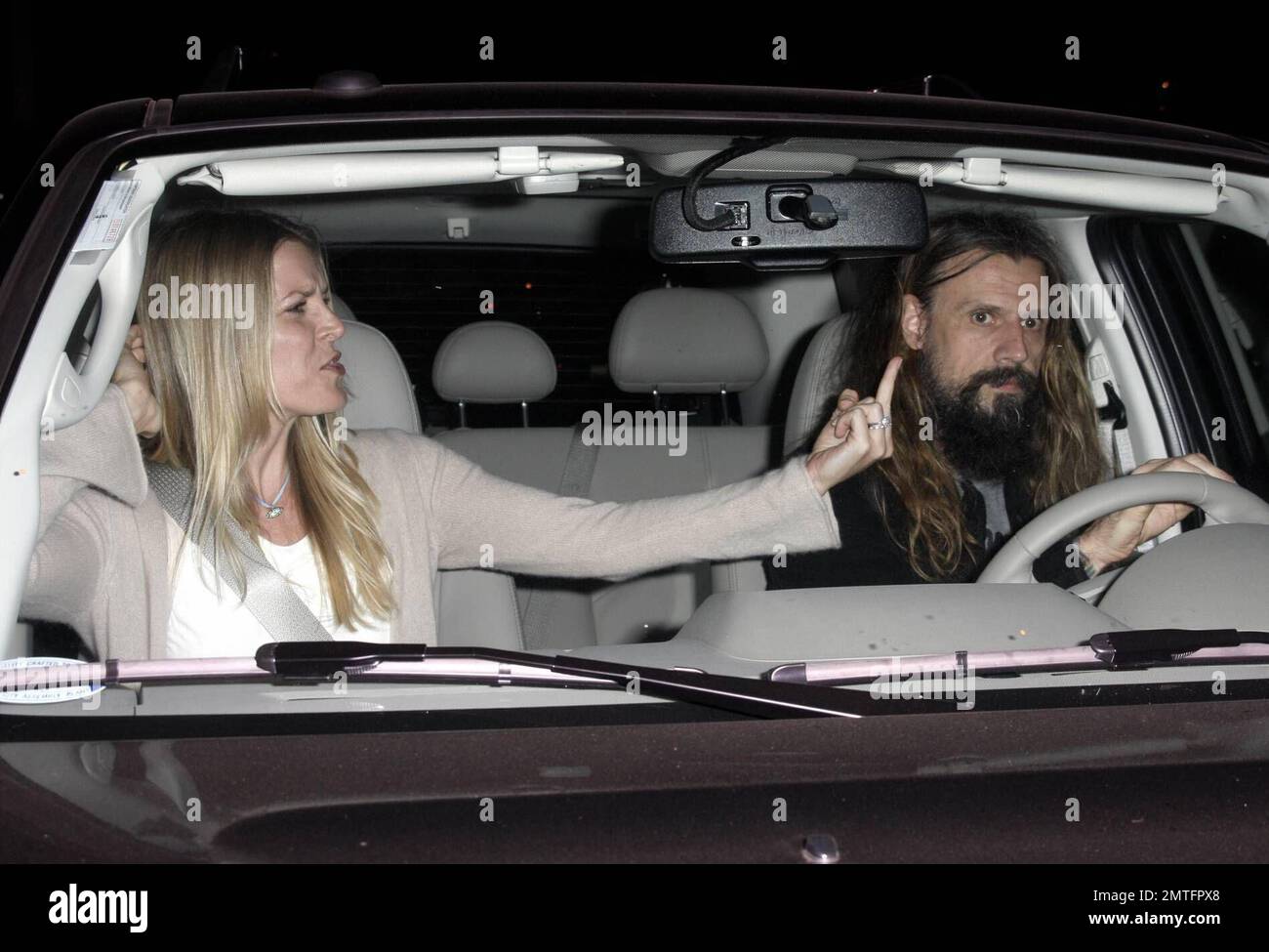 Rob Zombie e la moglie Sheri Moon Zombie lasciano il ristorante Madeos e dopo aver preso la loro auto dal valet, Sheri capovolge il dito medio verso una macchina che blocca la loro uscita. Los Angeles, California. 10/25/08. Foto Stock