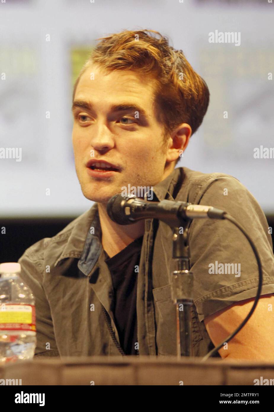 Sfoggiando un taglio stravagante e funky con un lato della testa rasato, Robert Pattinson si unisce a Kristen Stewart, Taylor Lautner e ad altri membri del cast della saga 'Twilight' su un pannello al Comic-con. Il gruppo ha discusso l'ultimo episodio della serie, "Twilight Saga: Breaking Dawn Part 1", che si prevede nei teatri alla fine di quest'anno. Tra gli altri membri del gruppo figurano Ashley Green e Nikki Reed. Los Angeles, California. 7/21/11 Foto Stock