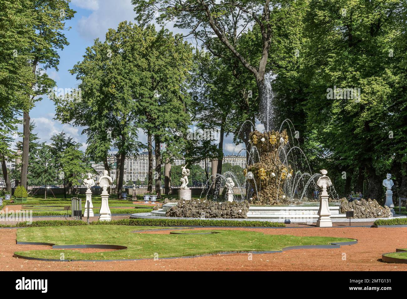 St Petersburg, fontana della corona nel Giardino d'estate, parco paesaggio Foto Stock