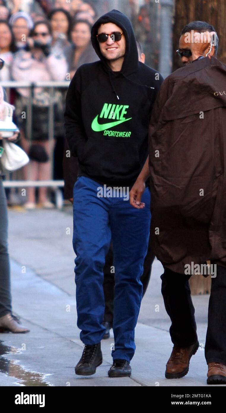 Indossando una felpa nera con cappuccio Nike, pantaloni blu e sneaker alte  nere, Robert Pattinson, la star di Twilight Saga, arriva negli studi di  Jimmy Kimmel Live. Pattinson sta attualmente promuovendo il