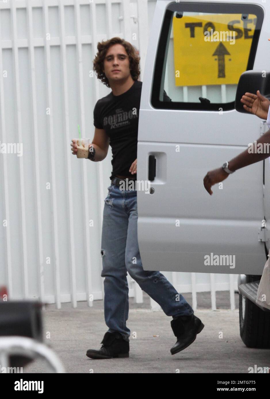 Diego Boneta lascia il trailer guardaroba vestito come il suo personaggio Drew Boley in preparazione per una scena sul set del nuovo film Rock of Ages a Miami, FL. 6/28/11. Foto Stock