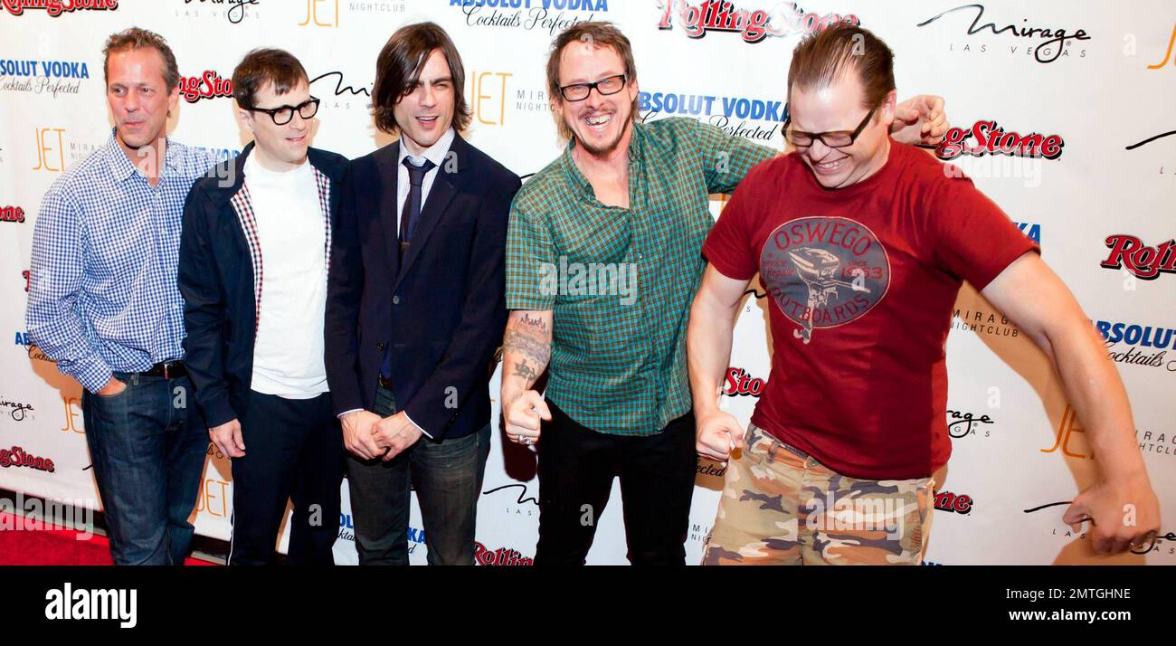 L'editore di Rolling Stone Matt Mastrangelo, Rivers Cuomo, Brian Bell, Scott Shriner e Patrick Wilson della band Weezer posano sul tappeto rosso al nightclub Jet all'interno del Mirage Hotel and Casino per Rolling Stone Hot Party. All'interno del club i partygoer sono stati trattati con un'esibizione di Weezer e un DJ ambientato dalla Casa svedese Mafia Las Vegas, NV. 10/01/10. . Foto Stock