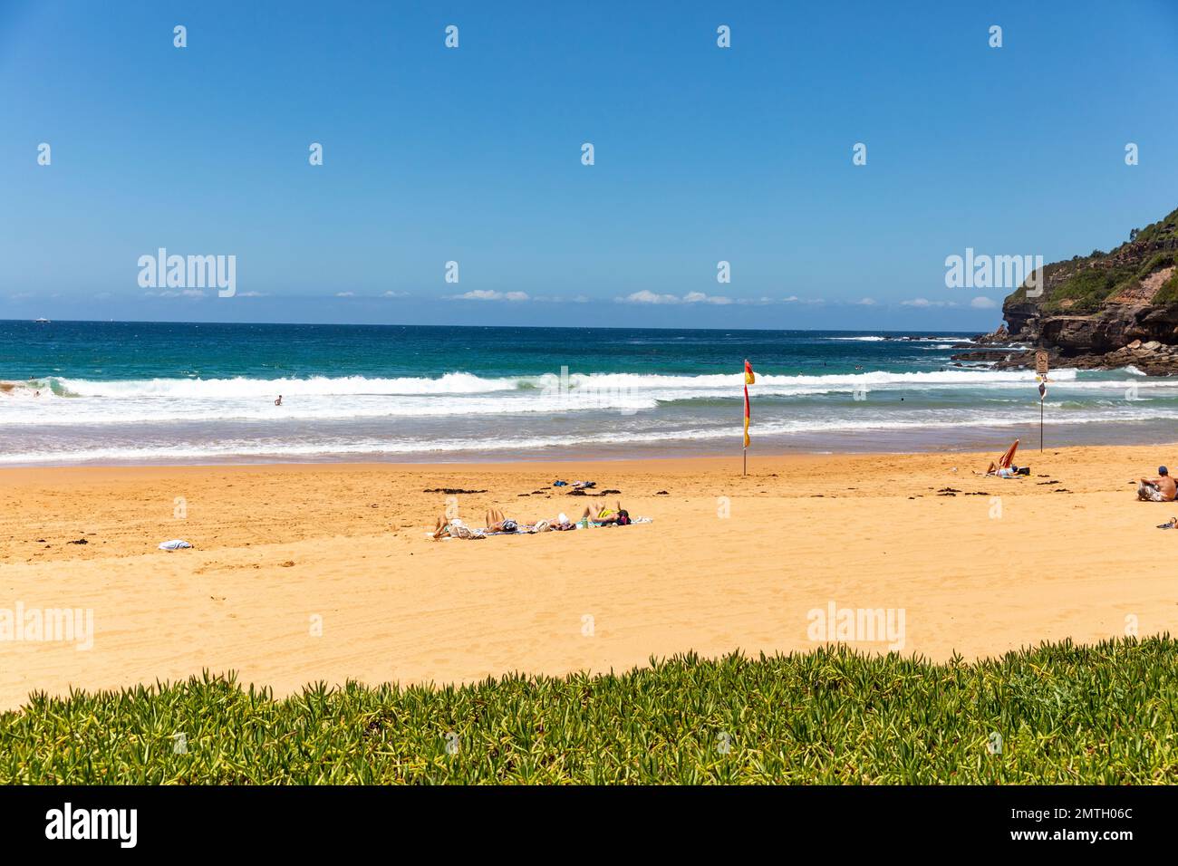 La costa di Sydney, prendendo il sole sulla spiaggia di Warriewood a Sydney, nuovo Galles del Sud, Australia Foto Stock