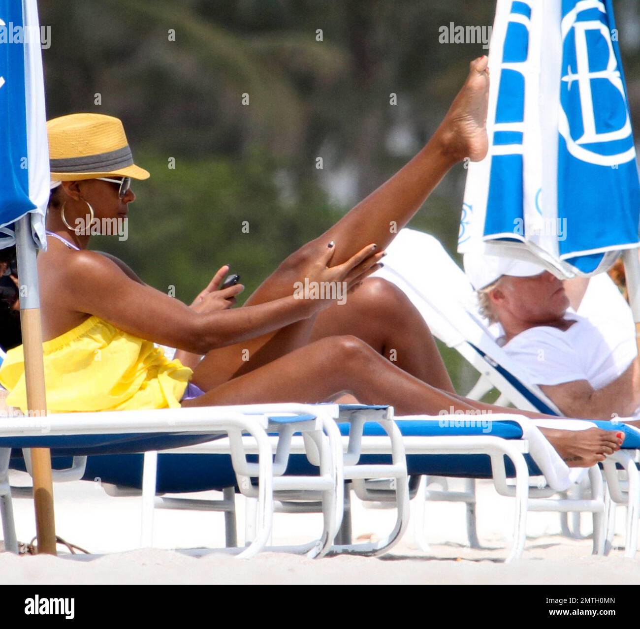 X Factor Judge, Kelly Rowland, mostra la sua figura invidiabile in un bikini viola durante un pomeriggio rilassante sulla spiaggia prima del suo spettacolo stasera all'American Airlines Arena. Rowland all'inizio di quest'anno ha partecipato a un bootcamp motivazionale bikini con la sua allenatrice Jeanette Jenkins durante aprile e maggio, sembra che l'esercizio ha pagato. Miami Beach, Florida. 5th ottobre 2011. Foto Stock