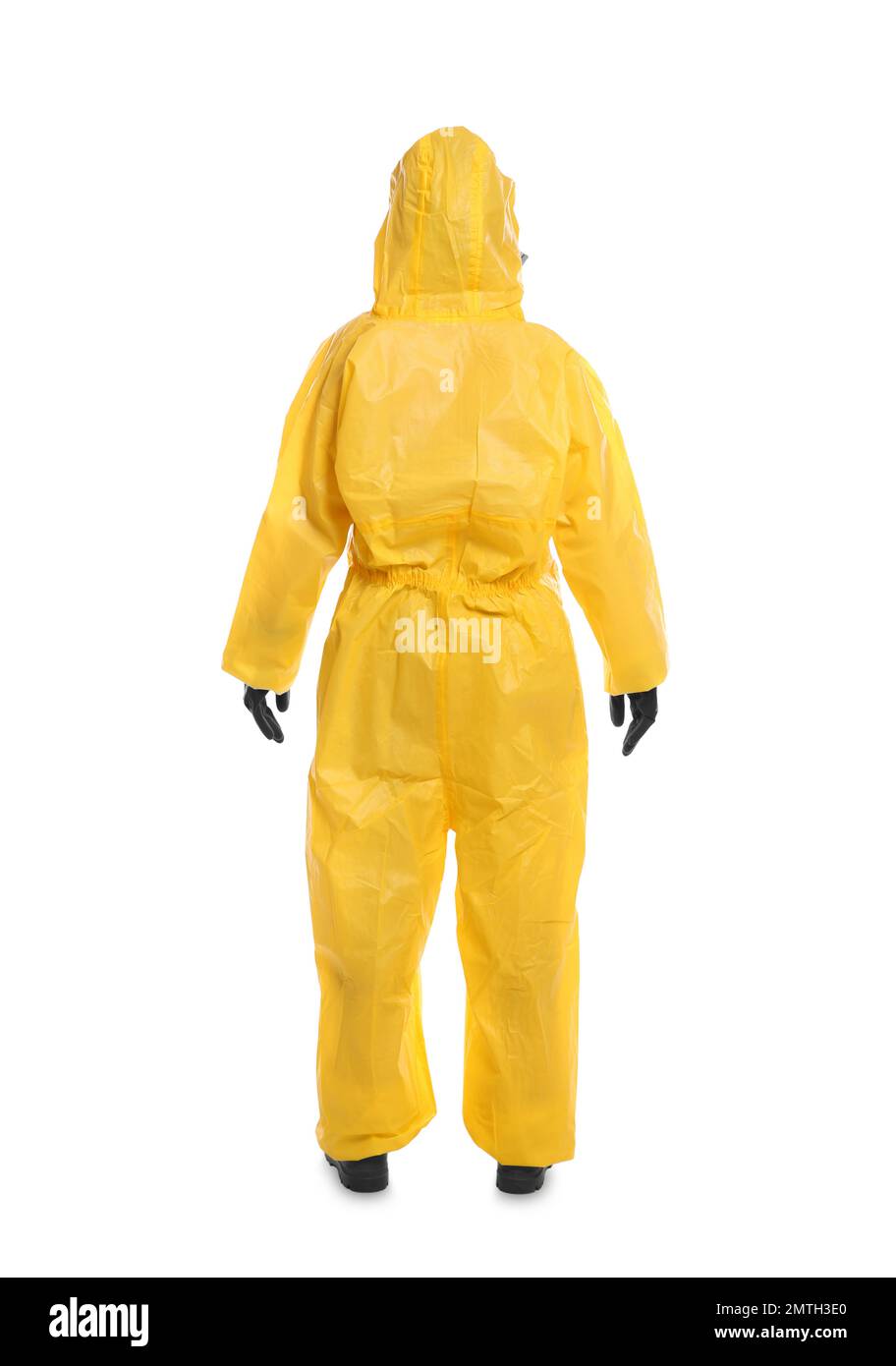 Donna che indossa tuta protettiva chimica su sfondo bianco, vista posteriore. Ricerca sui virus Foto Stock