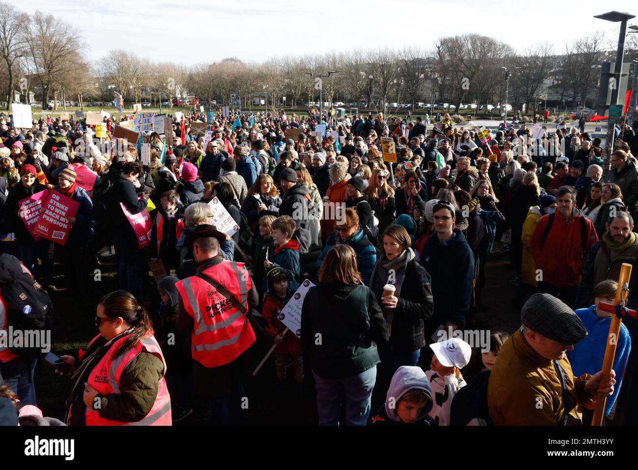 Città di Brighton & Hove, East Sussex, Regno Unito. 1st febbraio, 2023. La giornata nazionale d'azione del sindacato degli insegnanti del NEU e di altri sindacati di servizio pubblico sciopero, radunandosi e marciare nella città di Brighton & Hove. la marcia inizia alle 11am:00 da The Level, Brighton e prosegue attraverso il centro di Brighton fino al lungomare. Molti sindacati sono stati accompagnati da genitori e altri membri del pubblico in una massiccia manifestazione. 1st febbraio 2023. David Smith/Alamy News Foto Stock