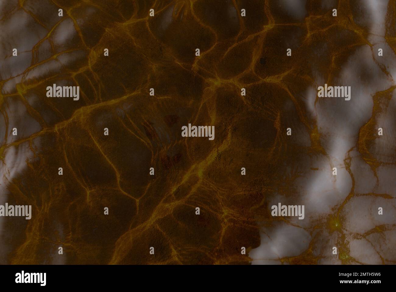 Texture sfondo di una fotografia astratta del riflesso di luce dalla superficie dell'acqua in tonalità di rame scuro. Foto Stock