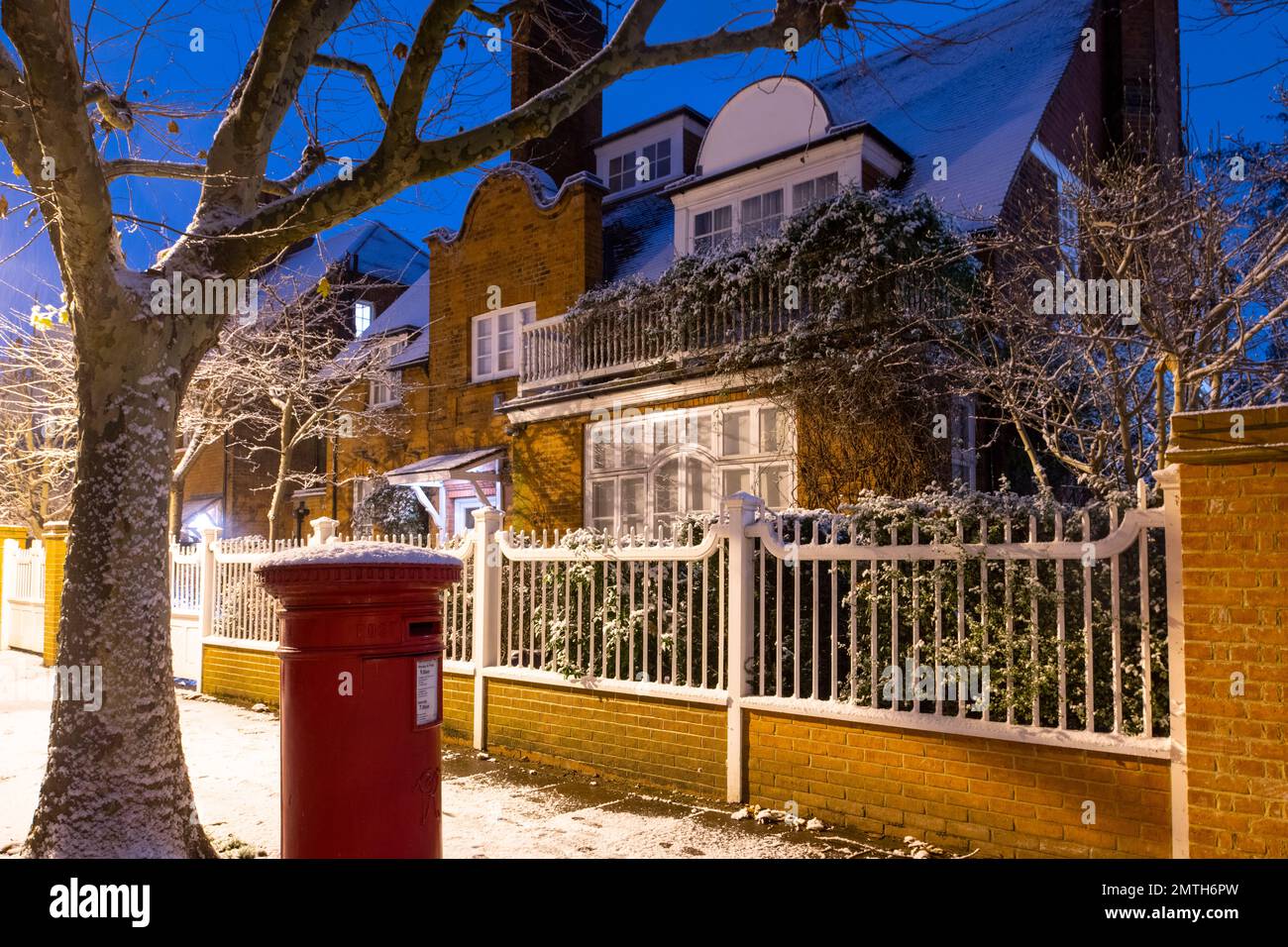 Una serata innevata a Bedford Park, Chiswick, Londra, Regno Unito Foto Stock