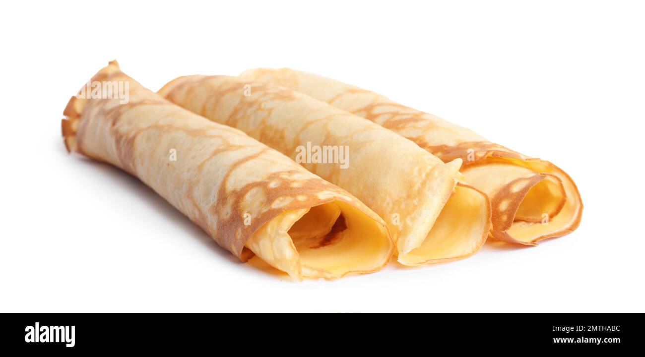 Frittelle fresche sottili arrotolate isolate su bianco Foto Stock