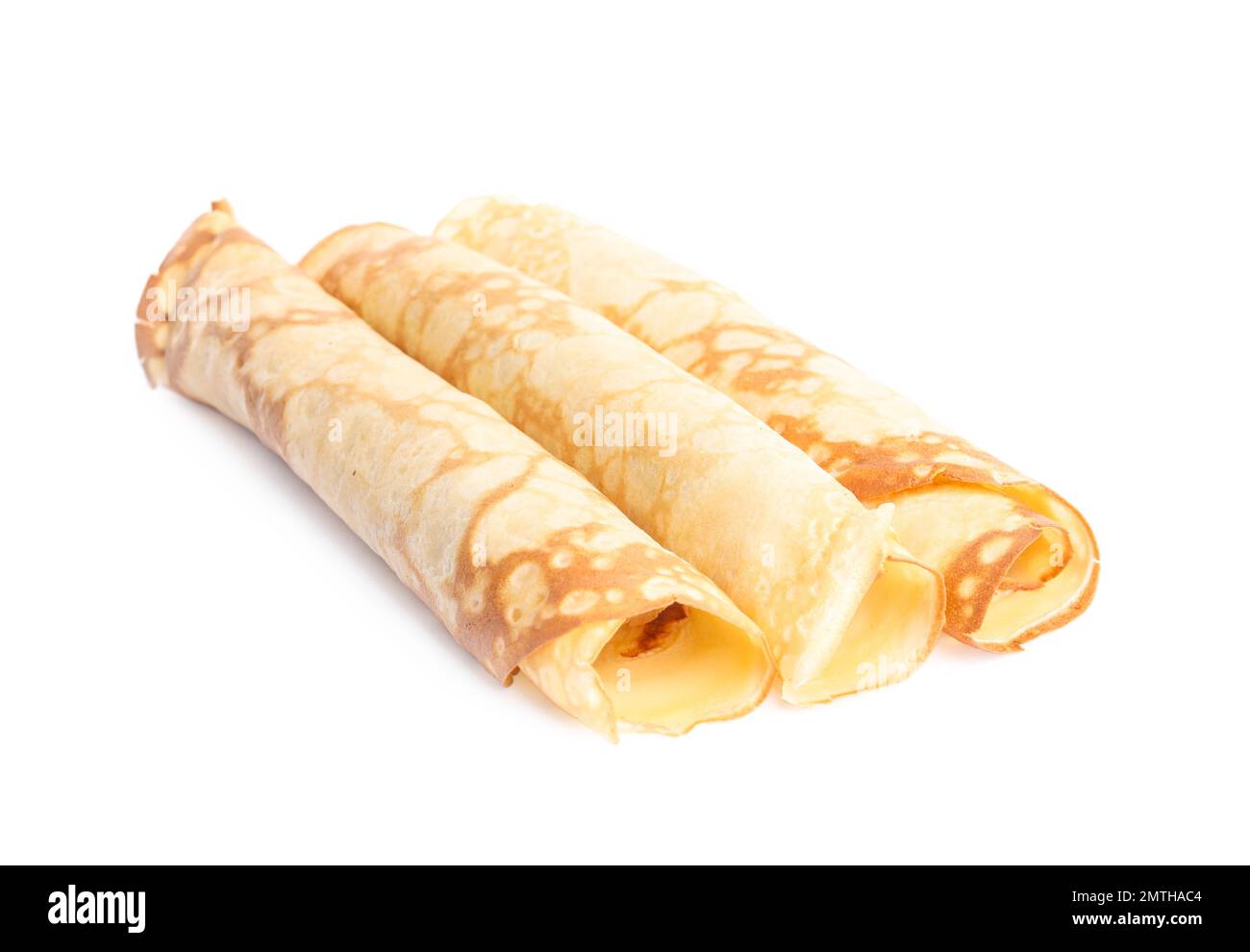 Frittelle fresche sottili arrotolate isolate su bianco Foto Stock