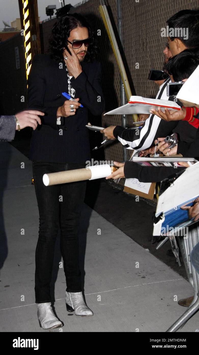 Russell Brand si è esibito in "Jimmy Kimmel Live!" Mostra per promuovere il suo nuovo film 'Get HIM to the Greek'. Marca ha chiacchierato sul suo cellulare mentre firma autografi per i fan, molti dei quali sulla sua foto che appare sulla copertina dell'ultimo numero di 'Rolling Stone' rivista. Los Angeles, California. 6/1/10. . . Foto Stock