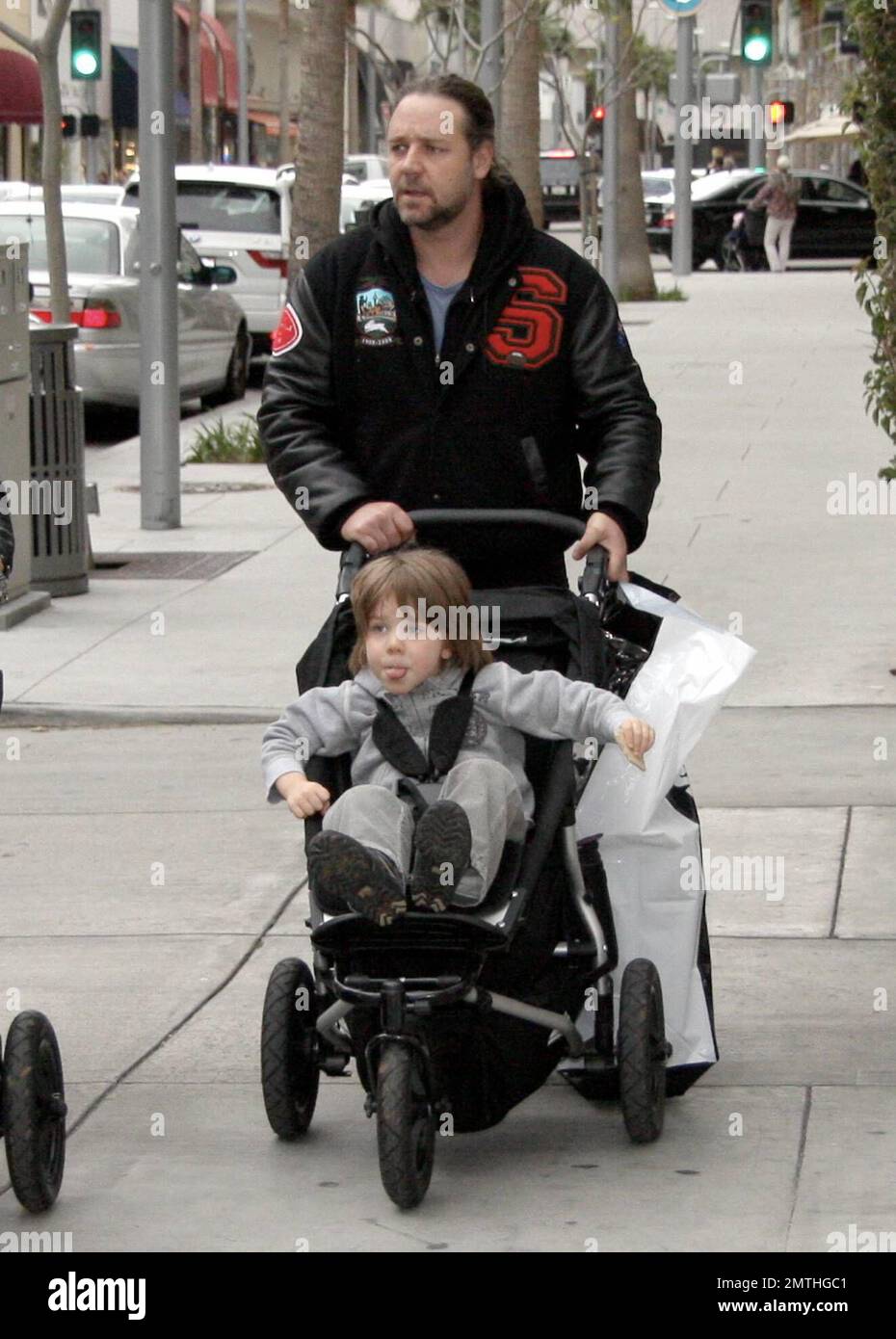 Russell Crowe dimostra di essere un papà pratico durante uno shopping ...