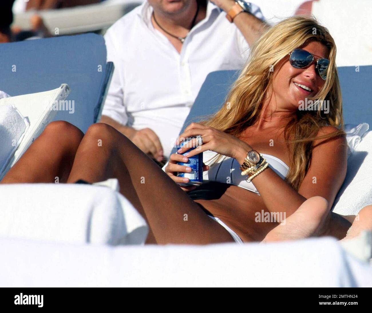 Allenatore di calcio olandese ed ex giocatore, Ruud Gullit e la sua bella moglie bikini Estelle Cruijff trascorrono un pomeriggio insieme nel caldo sole della Florida meridionale. La coppia trascorre una giornata prendendo il sole e gustandosi un po' di mangiare insieme mentre si rilassava sulla spiaggia. Miami Beach, Florida. 12/28/08. Foto Stock