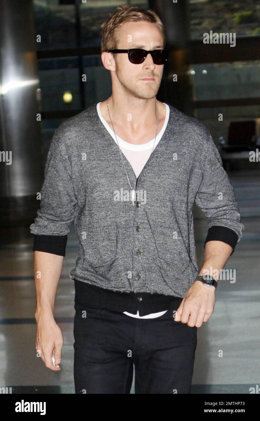 L'attore Ryan Gosling ha un look molto elegante con un paio di scarpe  bianche e un cardigan grigio che arriva al LAX dopo un volo da Cannes,  Francia. Gosling si è recato