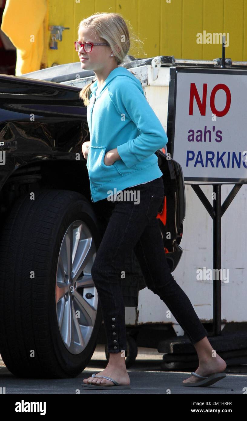 ESCLUSIVO!! L'attore Ryan Phillippe prende sua figlia cara Ava a fare shopping a Aah's! A West Hollywood. AVA è l'immagine sputante di sua madre Reese Witherspoon. Los Angeles, California. 05/22/11. Foto Stock