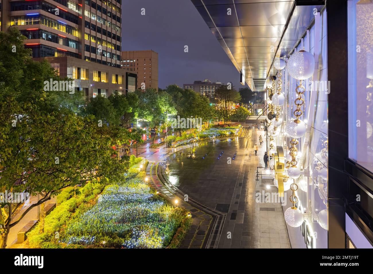 Vista notturna della decorazione natalizia nel quartiere di Xinyi a Taiwan Foto Stock