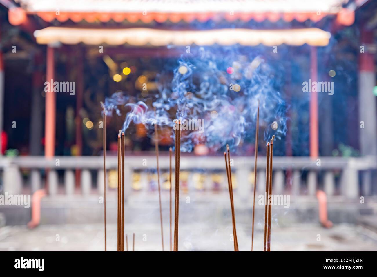 Primo piano di incenso che brucia nel Tempio di Taipei, Taiwan Foto Stock