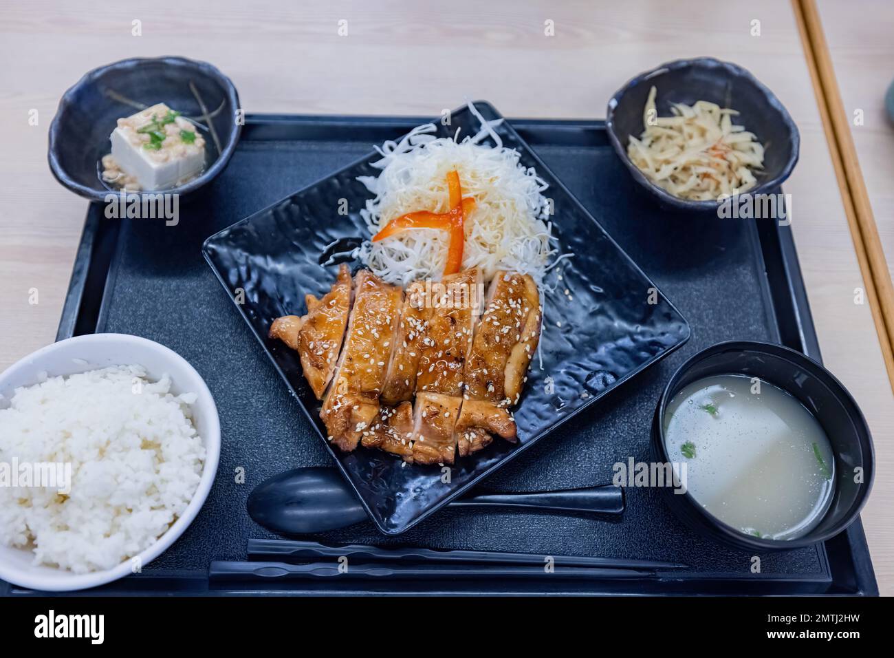 Primo piano di coscia di pollo alla griglia in stile giapponese a Taipei, Taiwan Foto Stock