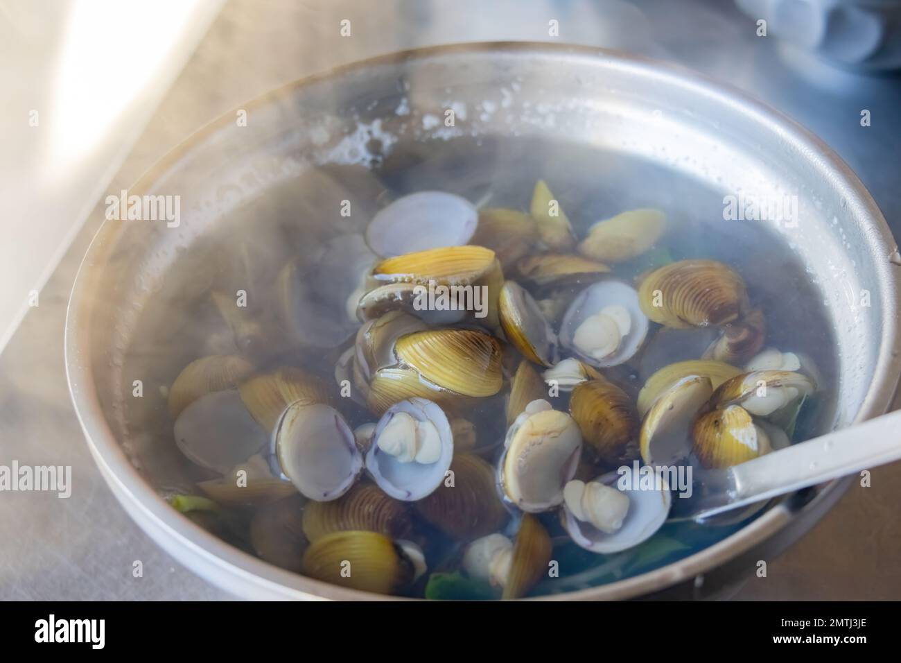 Primo piano di una zuppa di vongole a Taipei, Taiwan Foto Stock