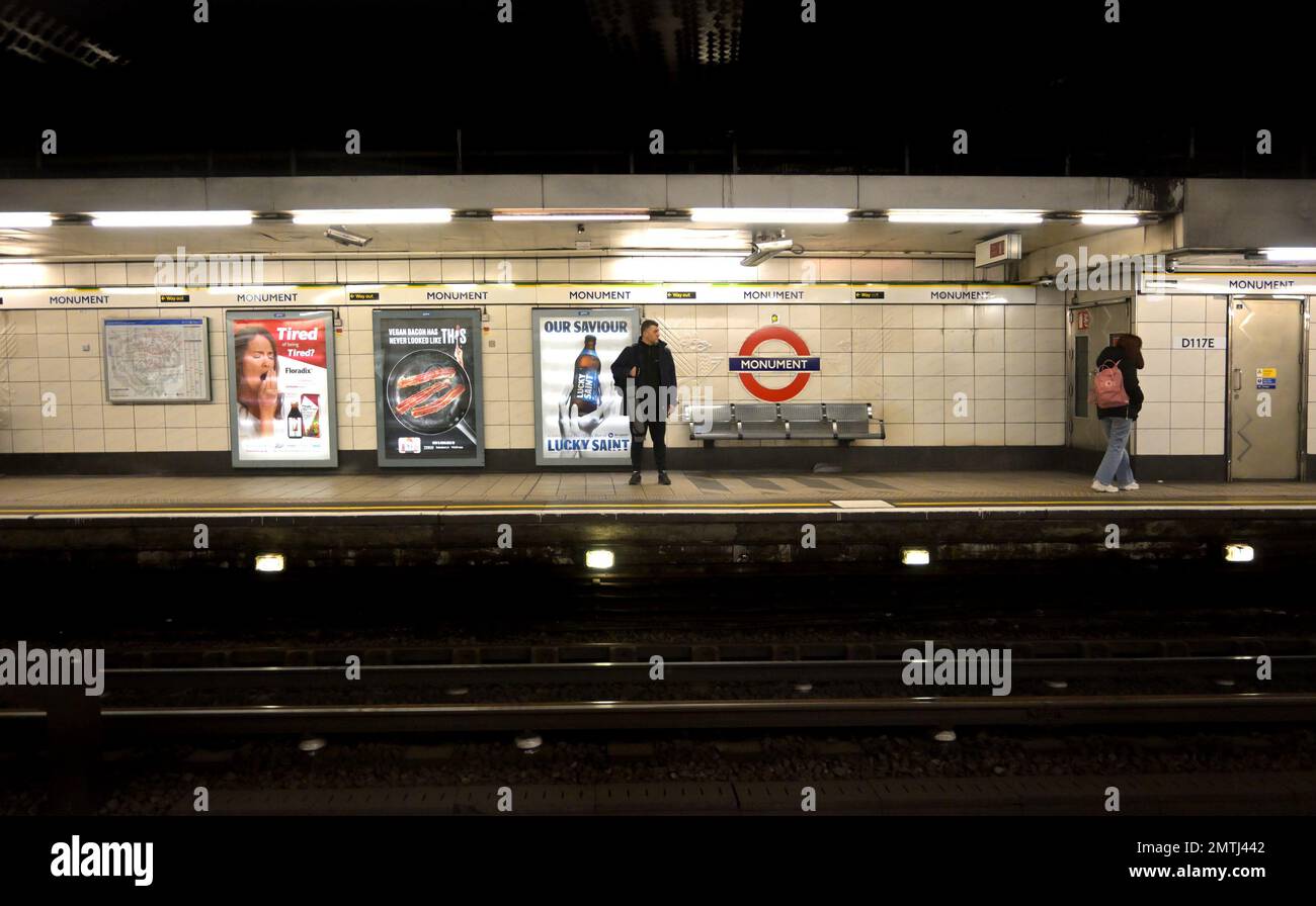 Londra, Inghilterra, Regno Unito. Metropolitana di Londra: Piattaforma tranquilla alla stazione della metropolitana Monument Foto Stock