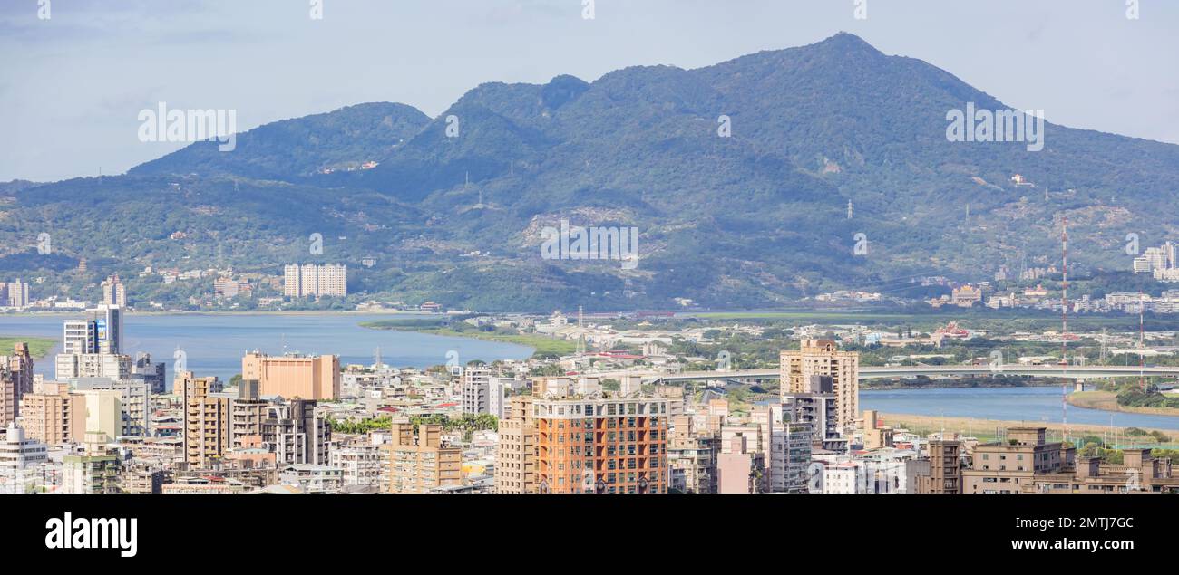 Vista ad alto angolo del paesaggio urbano di Taipei tramite il sentiero Jiantanshan a Taiwan Foto Stock